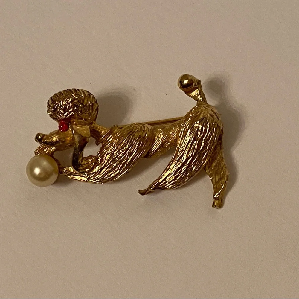 VINTAGE BROOCH PIN GOLD TONE POODLE DOG CANINE PLAYING WITH FAUX PEARL BALL